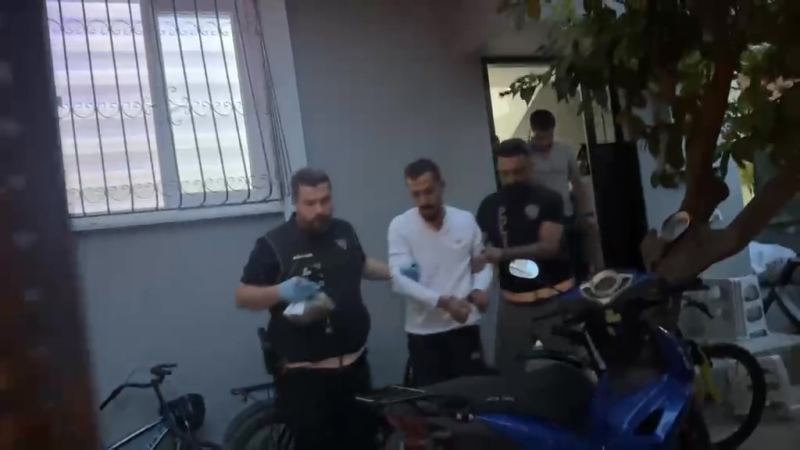 ADANA MERKEZLİ 11 İLDE 16 BOYUNCA YAPILAN TEKNİK VE FİZİKİ TAKİBİN ARDINDAN ‘YIKAMACILAR’ SİLAHLI SUÇ ÖRGÜTÜNE ŞAFAK VAKTİ GERÇEKLEŞTİRİLEN OPERASYONDA 102 ŞÜPHELİ GÖZALTINA ALINDI. OPERASYONDA ÇOK SAYIDA RUHSATSIZ SİLAH  VE UYUŞTURUCU MADDE DE ELE GEÇİRİLDİ.
