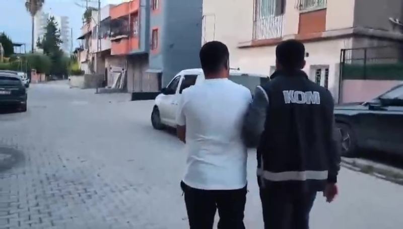 ADANA MERKEZLİ 11 İLDE 16 BOYUNCA YAPILAN TEKNİK VE FİZİKİ TAKİBİN ARDINDAN ‘YIKAMACILAR’ SİLAHLI SUÇ ÖRGÜTÜNE ŞAFAK VAKTİ GERÇEKLEŞTİRİLEN OPERASYONDA 102 ŞÜPHELİ GÖZALTINA ALINDI. OPERASYONDA ÇOK SAYIDA RUHSATSIZ SİLAH  VE UYUŞTURUCU MADDE DE ELE GEÇİRİLDİ.