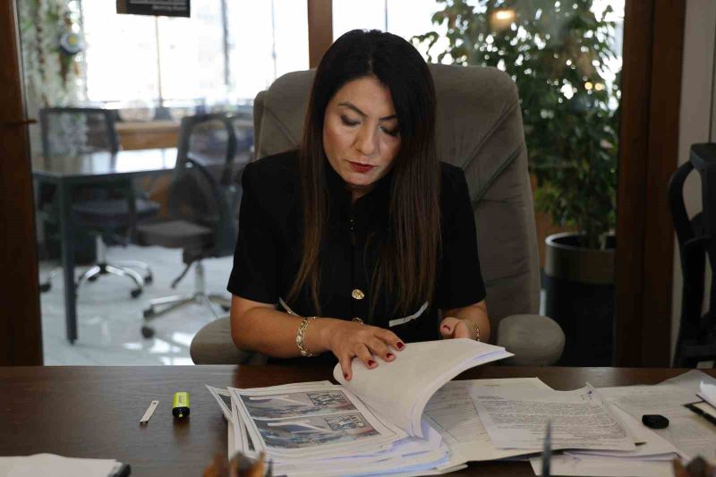 ÇİFTİN AVUKATI NAZAN AKÇA, "ÇOCUKLARININ ÖNÜNDE POLİSLERCE, KOLLUK TARAFINDAN ALINIP NEZARETE ATILAN MÜVEKKİLİM GÜLŞAH ŞİMŞEK'LE İLGİLİ SAVCILIK TAKİPSİZLİK KARARI VERDİ. BU NE DEMEK BİLİYOR MUSUNUZ? ‘BEN SENİ SABAHA KADAR NEZARETHANEDE BOŞU BOŞUNA BEKLETTİM' DEMEK" DEDİ.
