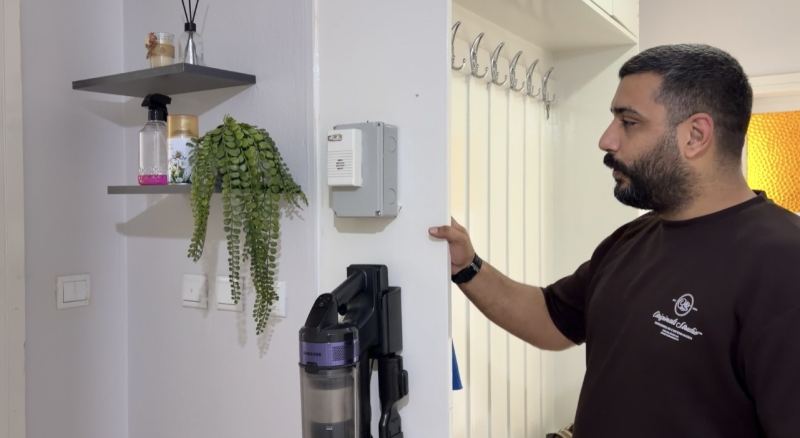 MEHMET SAMYÜREK, HAMİLE EŞİNİN DEPREM SIRASINDA PANİK YAŞAMAMASI İÇİN KENDİ İMKANLARIYLA YAKLAŞIK 100 LİRAYA ALARM SİSTEMİ GELİŞTİRDİ.