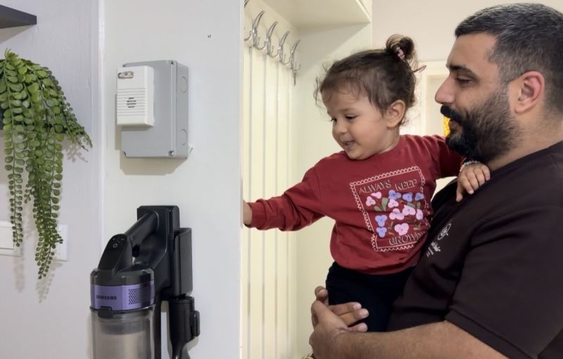 MEHMET SAMYÜREK, HAMİLE EŞİNİN DEPREM SIRASINDA PANİK YAŞAMAMASI İÇİN KENDİ İMKANLARIYLA YAKLAŞIK 100 LİRAYA ALARM SİSTEMİ GELİŞTİRDİ.