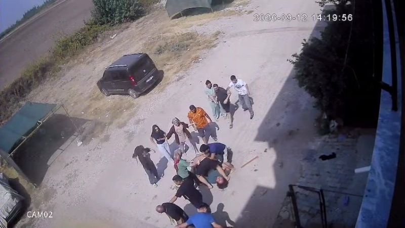 ADANA’DA ÇOCUKLARIN ÇIKARDIĞI GÜRÜLTÜ NEDENİYLE BAŞLAYAN TARTIŞMA ZİNCİR, KESER, SOPA VE BIÇAKLARIN KULLANILDIĞI KAVGAYA DÖNÜŞTÜ. OLAYDA AYNI AİLEDEN 3 KİŞİ YARALANIRKEN, GÖZALTINA ALINAN 3 ŞÜPHELİ İFADELERİNİN ARDINDAN SERBEST BIRAKILDI. KAVGA ANLARI İSE GÜVENLİK KAMERASINA YANSIDI.