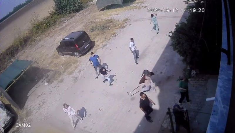 ADANA’DA ÇOCUKLARIN ÇIKARDIĞI GÜRÜLTÜ NEDENİYLE BAŞLAYAN TARTIŞMA ZİNCİR, KESER, SOPA VE BIÇAKLARIN KULLANILDIĞI KAVGAYA DÖNÜŞTÜ. OLAYDA AYNI AİLEDEN 3 KİŞİ YARALANIRKEN, GÖZALTINA ALINAN 3 ŞÜPHELİ İFADELERİNİN ARDINDAN SERBEST BIRAKILDI. KAVGA ANLARI İSE GÜVENLİK KAMERASINA YANSIDI.
