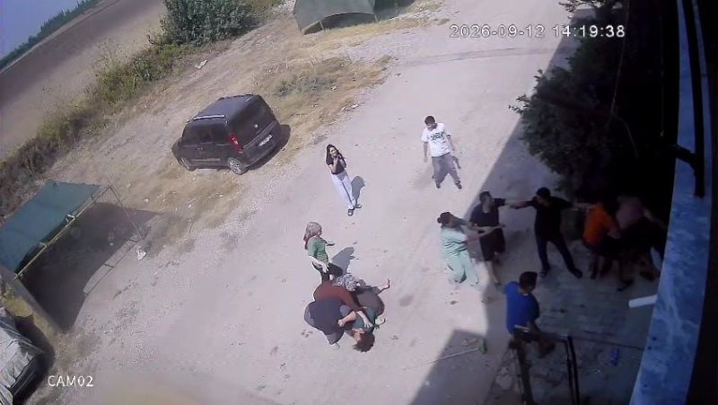 ADANA’DA ÇOCUKLARIN ÇIKARDIĞI GÜRÜLTÜ NEDENİYLE BAŞLAYAN TARTIŞMA ZİNCİR, KESER, SOPA VE BIÇAKLARIN KULLANILDIĞI KAVGAYA DÖNÜŞTÜ. OLAYDA AYNI AİLEDEN 3 KİŞİ YARALANIRKEN, GÖZALTINA ALINAN 3 ŞÜPHELİ İFADELERİNİN ARDINDAN SERBEST BIRAKILDI. KAVGA ANLARI İSE GÜVENLİK KAMERASINA YANSIDI.