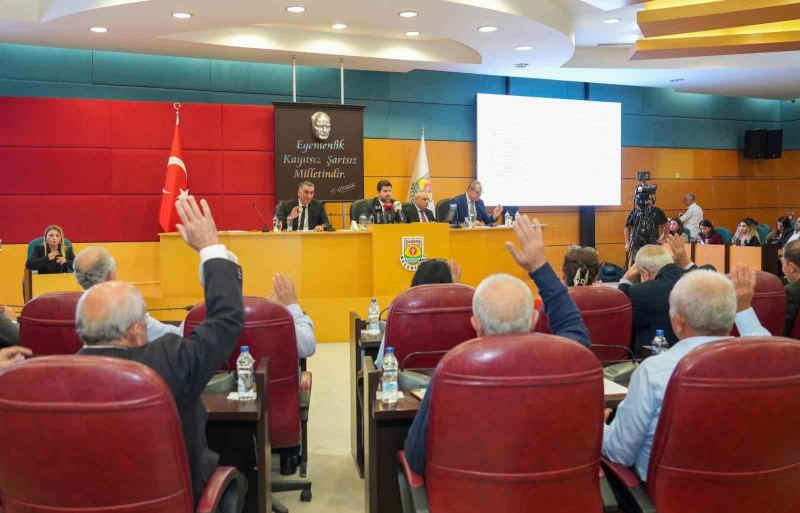 TARSUS BELEDİYE MECLİSİ EKİM AYI OLAĞAN TOPLANTISI, BELEDİYE BAŞKANI ALİ BOLTAÇ BAŞKANLIĞINDA GERÇEKLEŞTİRİLDİ. TOPLANTIDA TARIMSAL ÜRETİMİN DESTEKLENMESİ, TARİHİ ALANLARIN GÜN YÜZÜNE ÇIKARILMASI, KAMU KURUMLARINA DESTEK VE ÇEVRE KİRLİLİĞİYLE MÜCADELEYE İLİŞKİN ÇEŞİTLİ KARARLAR ALINDI.