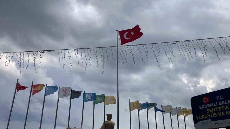 MERSİN'İN ERDEMLİ İLÇESİ SINIRLARINDAN AKDENİZ'DE GÖRÜNEN HORTUM ÇIKTI, ARDINDAN ŞİMŞEKLER ÇAKARAK KUVVETLİ RÜZGAR İLE BİRLİKTE YAĞIŞ GELDİ. HORTUMUN ARDINDAN DENİZ İLE BULUTLARIN BİRLEŞMESİ DE GÖRÜNTÜLENDİ.
