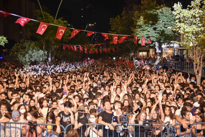 ADANA’DA ON BİNLER 30 AĞUSTOS ZAFER BAYRAMI’NI COŞKUYLA KUTLADI