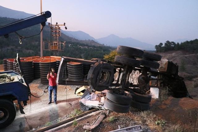 Adana'da kaçış rampasında beton bariyere çarpan kamyondaki 4 kişi öldü