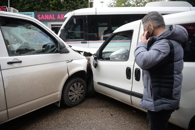 Minibüs, otomobille yarışırken polis aracına çarptı: 2’si polis 3 yaralı