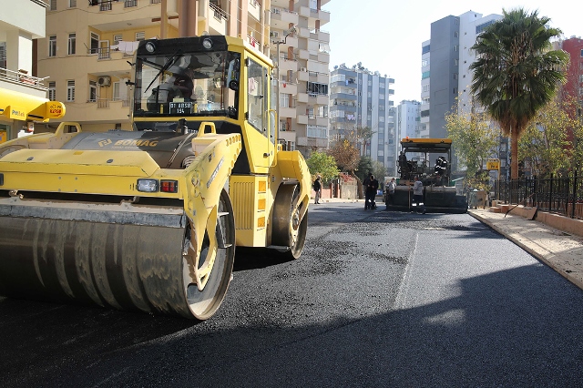 Büyükşehir 25 ayrı noktada asfalt çalışmasını sürdürüyor