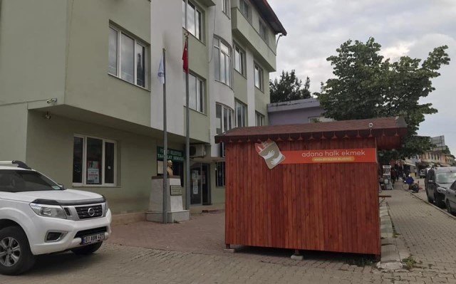 Çay: “Adana Büyükşehir Belediyesi makam girişine de ekmek büfesi koyun”