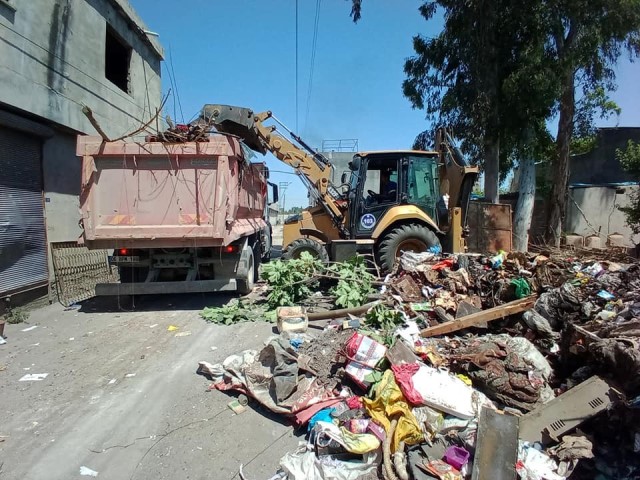 Adana’da bir evden 6 kamyon çöp çıkarıldı