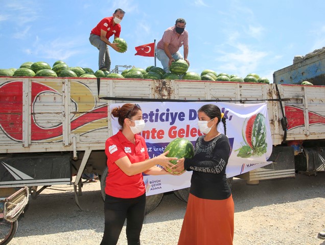 Adana’da vatandaşa ücretsiz karpuz
