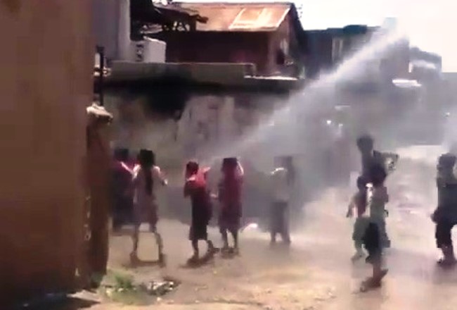 Çocuklar arazözün tazyikli suyuyla serinledi