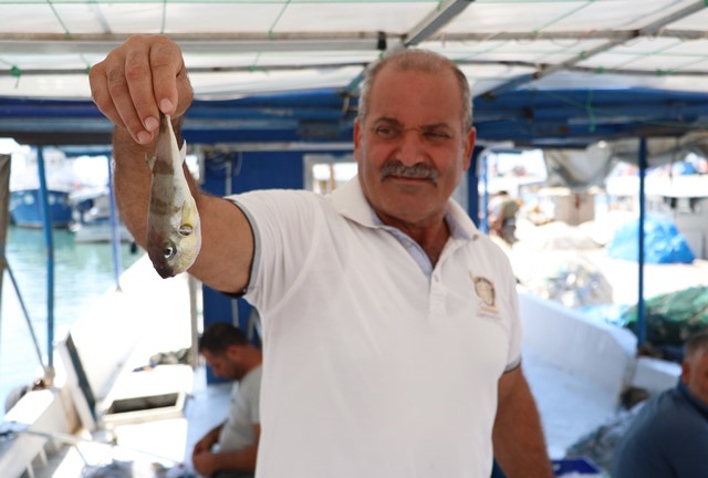 BALIKÇILAR AVLAYAMIYOR, BALON BALIKLARI AĞLARI PARÇALIYOR