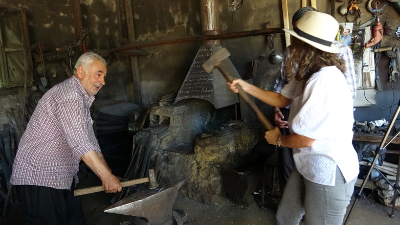 Demirci ustasının zorlu mesaisi