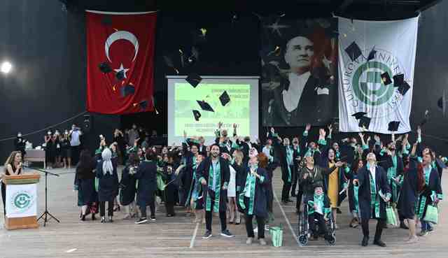 ÇÜ İLETİŞİM FAKÜLTESİ YENİ MEZUNLARINI UĞURLADI