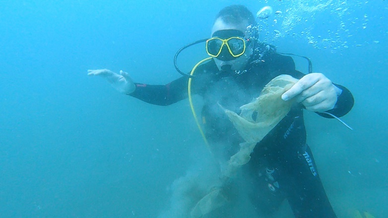 BAŞKAN DENİZE DALIP AĞ VE ATIK TOPLADI