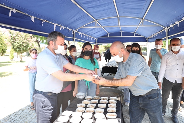 Belediyede aşure dağıtıldı
