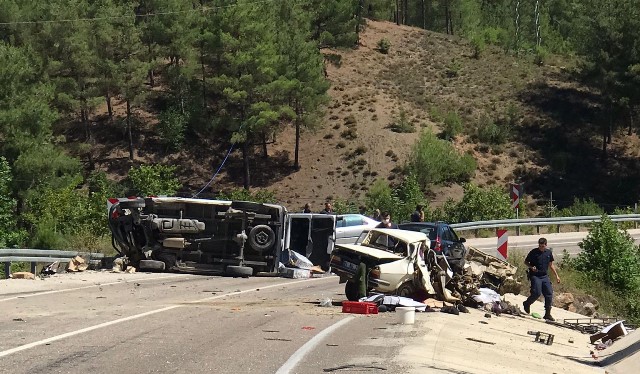 Adana’da düğün yolunda feci kaza: 5 ölü, 1 yaralı