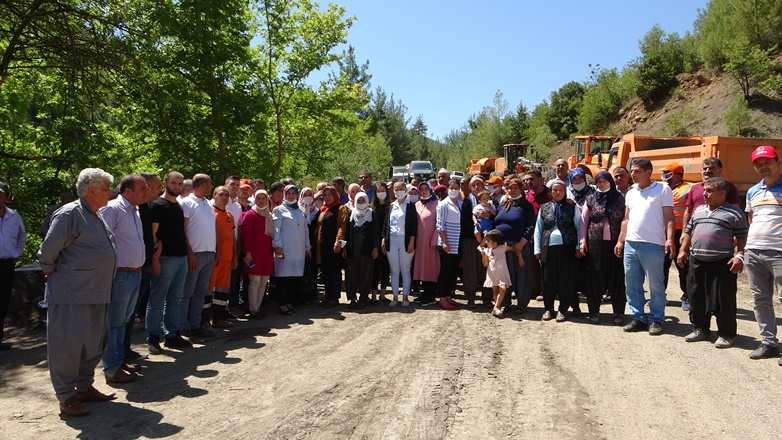 Köylüler, yol sevincini kurban keserek kutladı