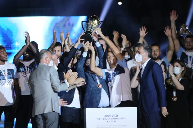 ADANA DEMİRSPOR’UN MUHTEŞEM KUPA TÖRENİ ADANA DEMİRSPOR’UN MUHTEŞEM KUPA TÖRENİ