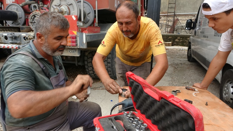 Yanan hortumları onararak arkadaşlarına “Güç” veriyor