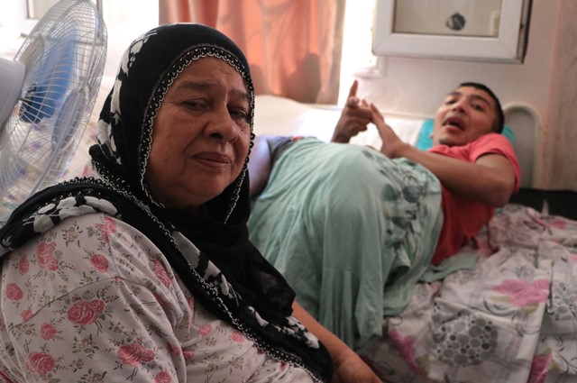 Kullandığı protein tozu nedeniyle felç kalan gencin tedavisi için beklenen yardım geldi