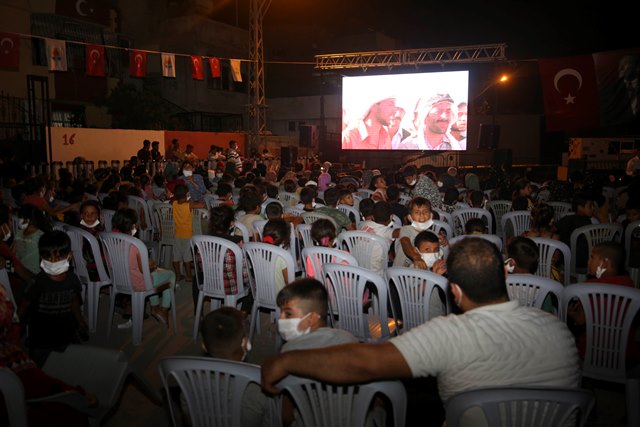 SOKAKLAR SİNEMA İLE ŞENLENDİ