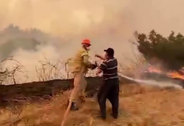 Su içmeyi reddedip orman yangınına kahramanca müdahale etti
