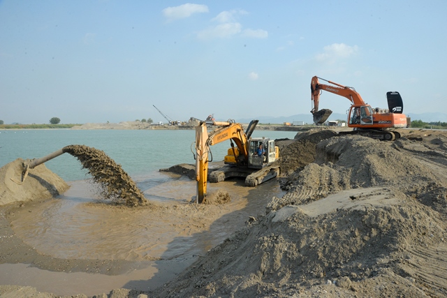 VERİMLİ TARIM ARAZİLERİ AMAÇ DIŞI KULLANILARAK YOK EDİLİYOR