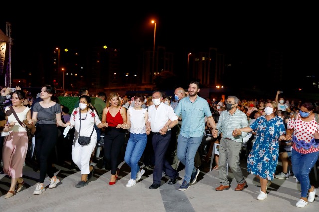 SEYHAN’DA TÜRKÜLER BARIŞ İÇİN SÖYLENDİ