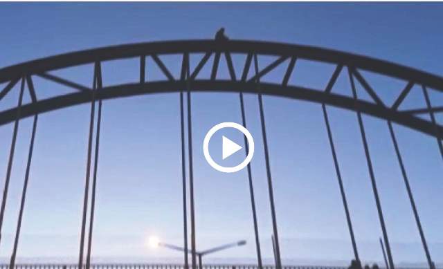 17 yaşındaki genç sevgilisi terk ettiği için otoyol köprüsünden atladı