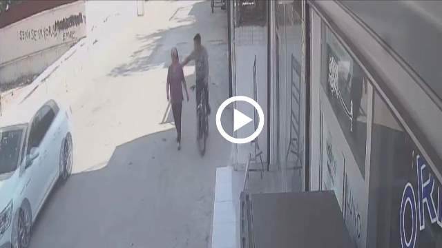 Bisikletle takip ettiği kadının kolyesini kapıp kaçtı