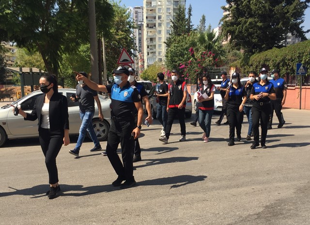 Polis önce öğrenciler için uyardı sonra voleybol oynadı