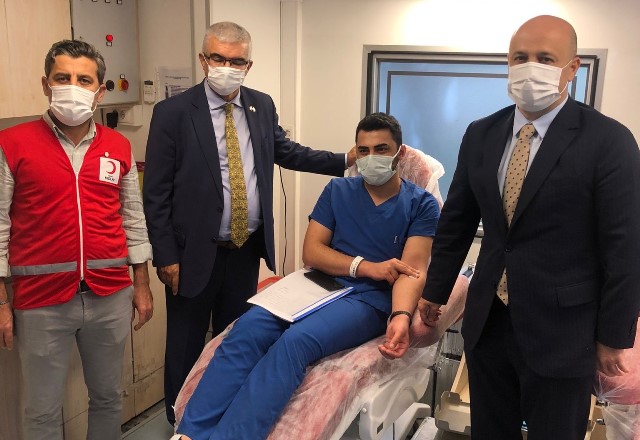SAĞLIKÇILAR KIZILAY’A KAN BAĞIŞLADI