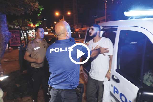 BİR GRUP GENÇ TARTIŞTIKLARI SÖZLEŞMELİ ERİ BIÇAKLADI