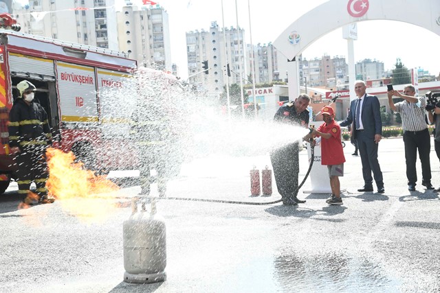 MİNİK ÖĞRENCİLER YANGIN SÖNDÜRME TATBİKATINA KATILDI