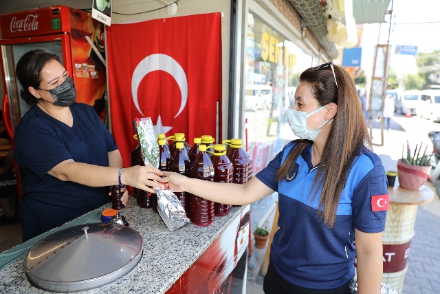 YÜREĞİR BELEDİYESİ ZABITA EKİPLERİ ESNAFA GÜL DAĞITTI