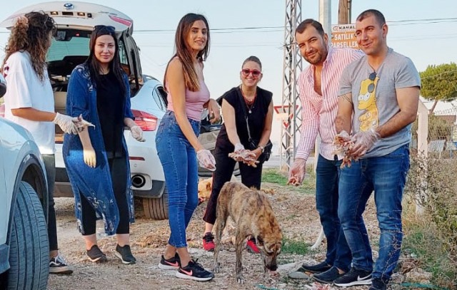 AVUKATLAR SOKAK HAYVANLARINA 250 KİLO YİYECEK DAĞITTI