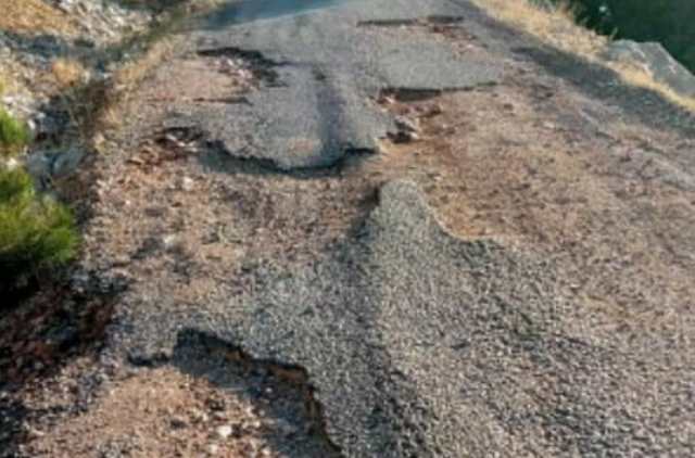 VATANDAŞLAR BOZUK YOLLARININ YAPILMASINI İSTİYOR