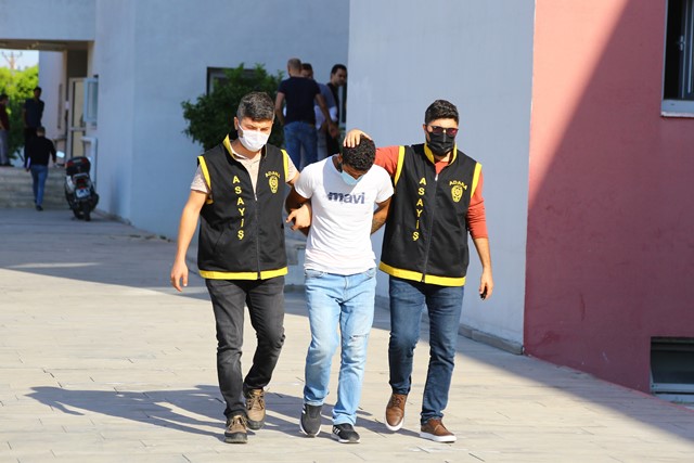 Çocuğun cep telefonunu çaldı, tanınmamak için kaçarken giysi değiştirdi