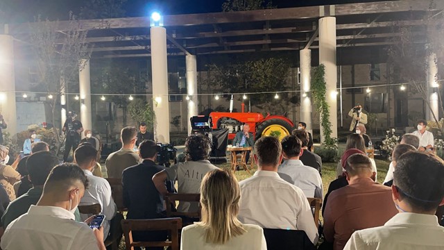 ERDOĞAN, GENÇLERLE ‘UZUN İNCE BİR YOLDAYIM’ TÜRKÜSÜNÜ SESLENDİRDİ