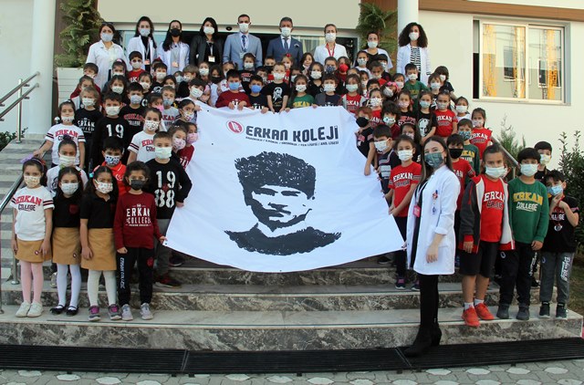 Erkanlı küçüklerin ellerinden Atatürk