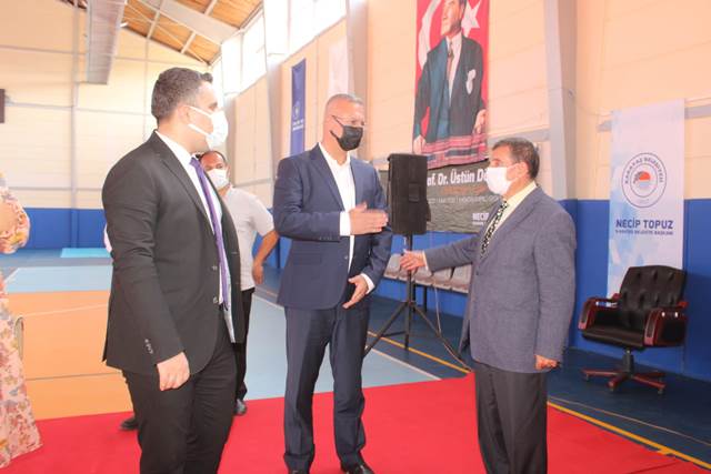 KARATAŞ, ÜSTÜN DÖKMEN’ İ AĞIRLADI