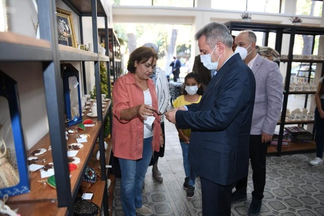 VALİ ELBAN, ADANA KADIN KOOPERATİFLERİ BİRLİĞİNE AİT SATIŞ MAĞAZASINI ZİYARET ETTİ