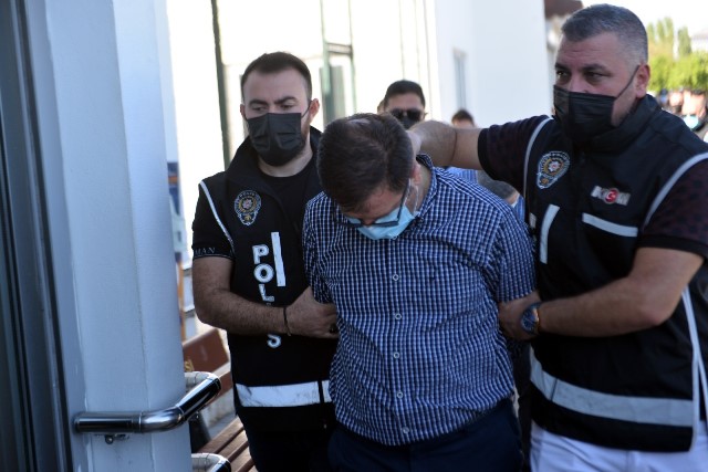 TUTUKLANAN MİLLİ EĞİTİM MÜDÜRÜ 1 KİLO ALTINLA YAKALANMIŞ