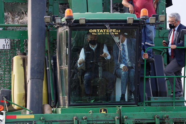 BAKAN PAKDEMİRLİ BİÇERDÖVERE BİNİP PAMUK HASAT ETTİ