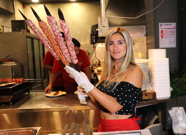 TURİSTLERE ADANA KEBAP EĞİTİMİ