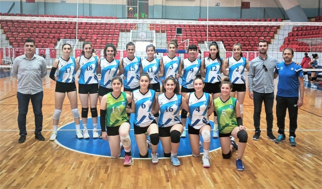 SEYHAN’IN GENÇ VOLEYBOLCULARI ENGELLERİ BİR BİR AŞIYOR